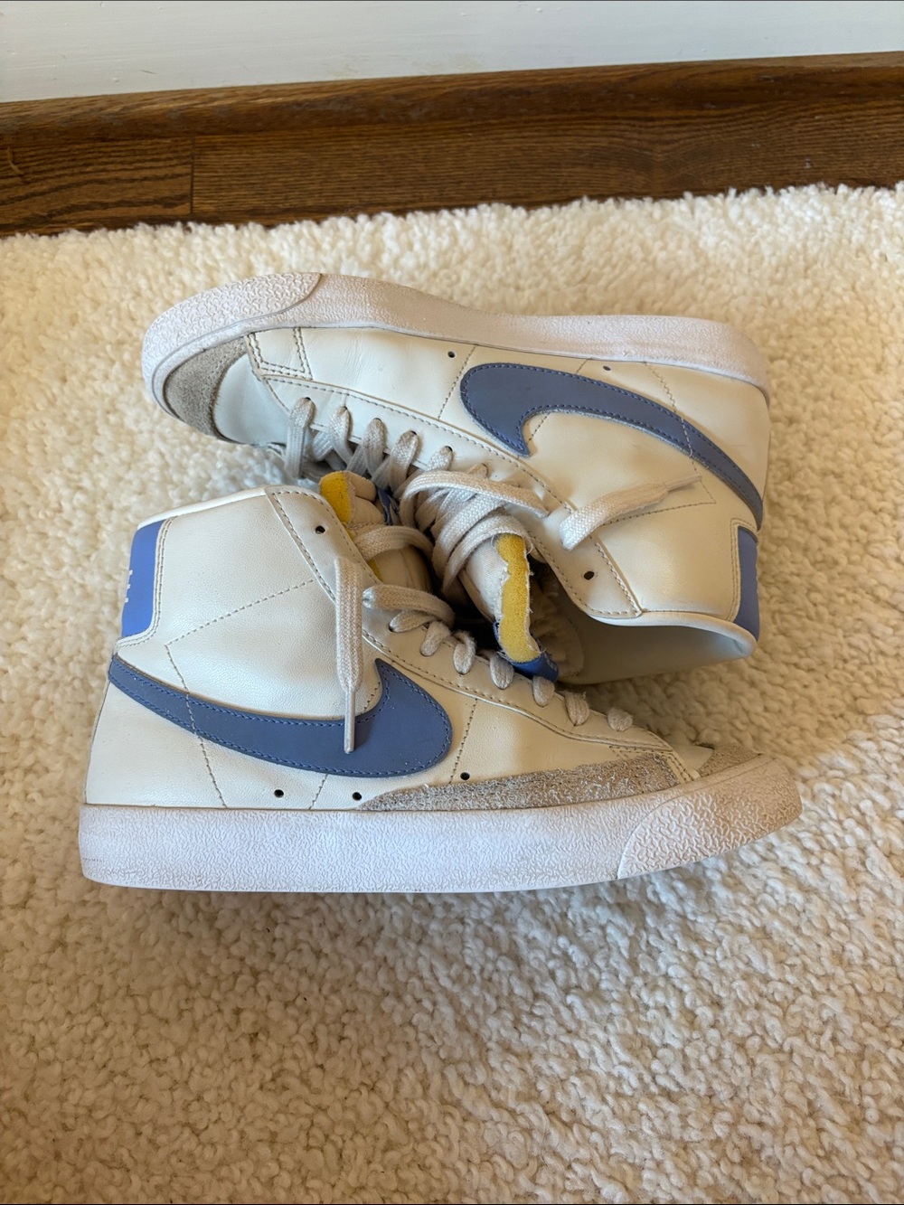 Nike Womans Mid-Top Sneakers in White and Periwinkle